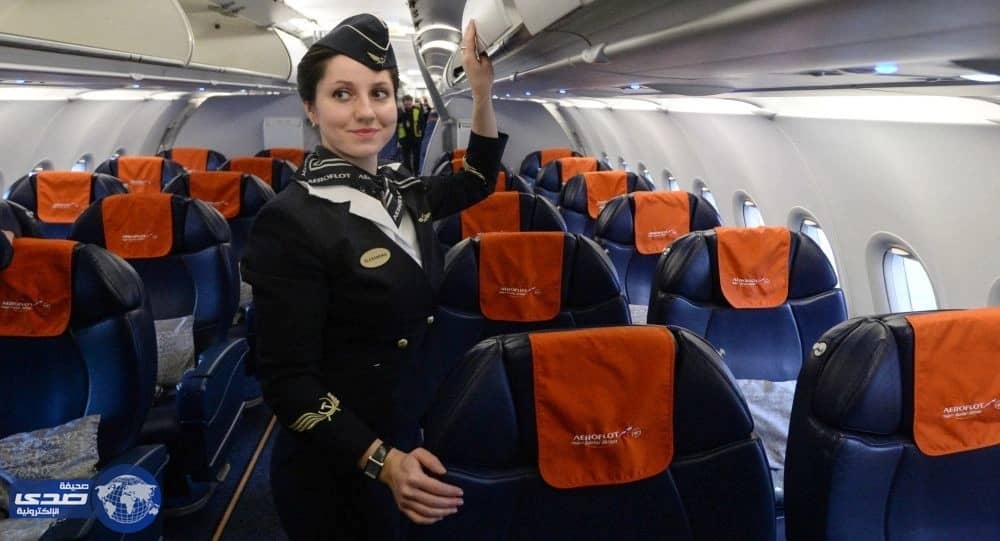مٌضيفة طيران تتولى القيادة مكان مساعد الطيار .. والسبب!
