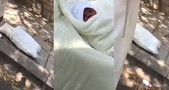بالفيديو.. العثور على رضيع ملقى بأحد الطرق