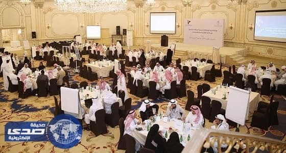 شاهد.. سيارة تصطدم بطفلة أثناء نزولها من الحافلة المدرسية بالجبيل