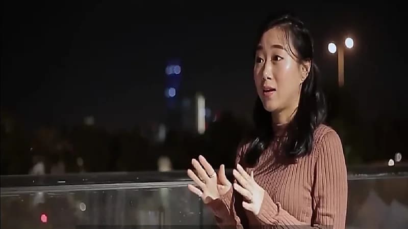 شاهد.. امرأة كورية تشيد بسباقات الخيل وأغنية " ما أرق الرياض"