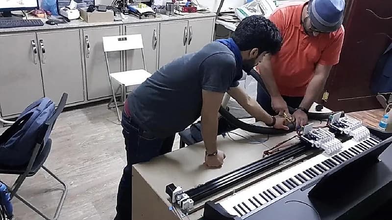 بالصور.. روبوت يعزف على البيانو في الأحساء