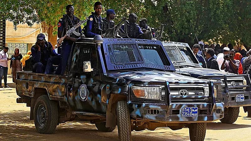 شاب يذبح فتاة أمام المارة لرفضها الزواج منه