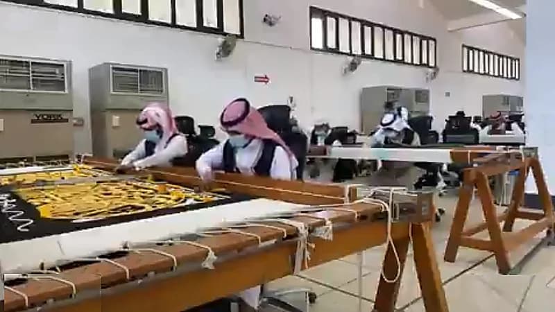 بالفيديو.. آخر لقطات لكسوة الكعبة الجديدة قبل ساعات من استبدالها