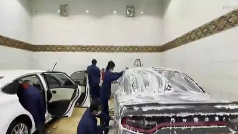 شاهد.. مواطنون يمتهنون غسيل السيارات بنجران