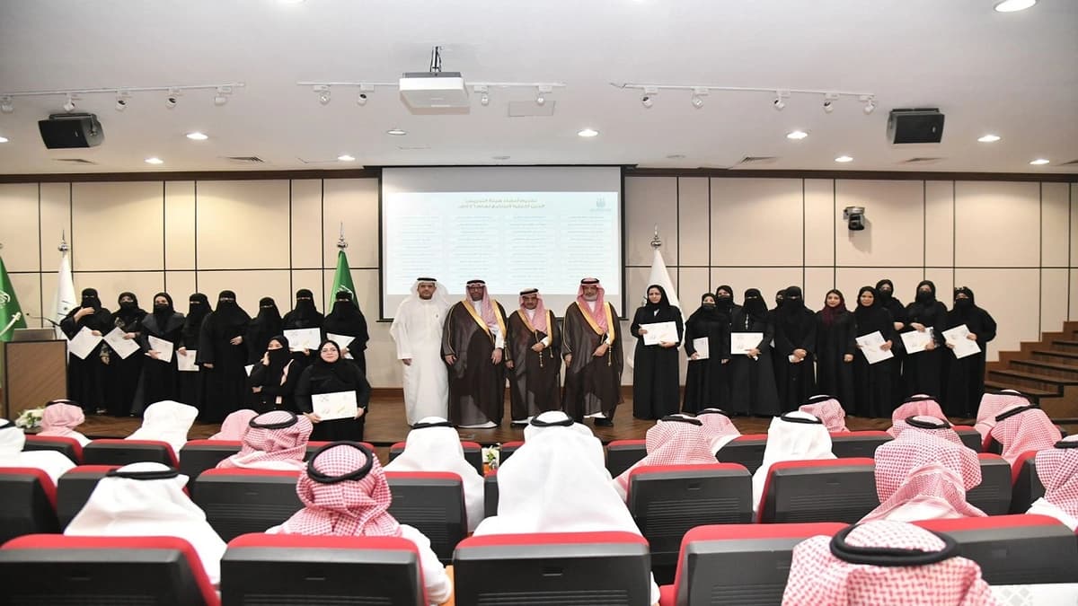 رئيس جامعة أمِّ القرى يدشّن الأدلة المؤسسية للجودة تزامنًا مع أسبوع الجودة العالمي 2025