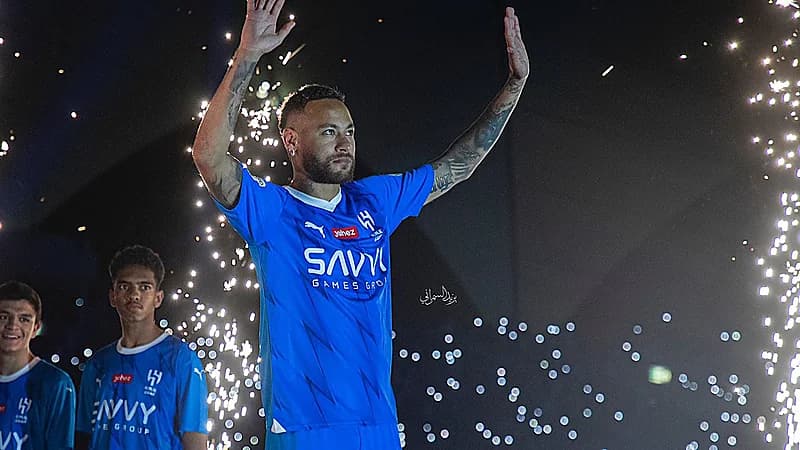 نيمار يضيء سماء الرياض خلال حفل استقباله التاريخي .. صور