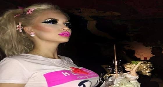 بالفيديو.. فتاة تنفق 1000 جنيه أسترليني شهريا لتصبح باربي الحقيقية