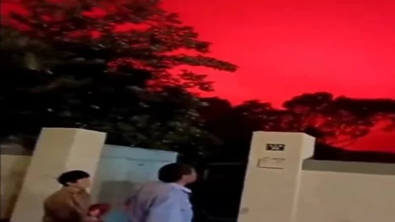 شاهد.. السماء تتحول إلى اللون الأحمر وسط ذعر السكان