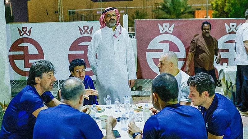 حامد البلوي يُقيم مأدبة عشاء للاعبي الخلود قبل مواجهة الشباب