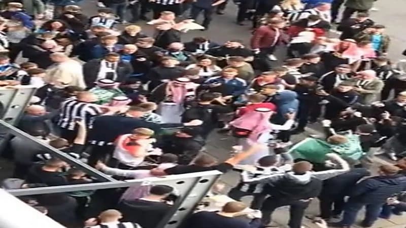 شاهد.. تفاعل كبير من جماهير نيوكاسل خارج الملعب بعلم المملكة