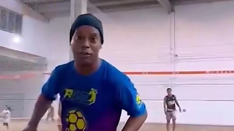 بالفيديو.. رونالدينيو يظهر مهاراته الكروية في الكرة الطائرة بالقدم