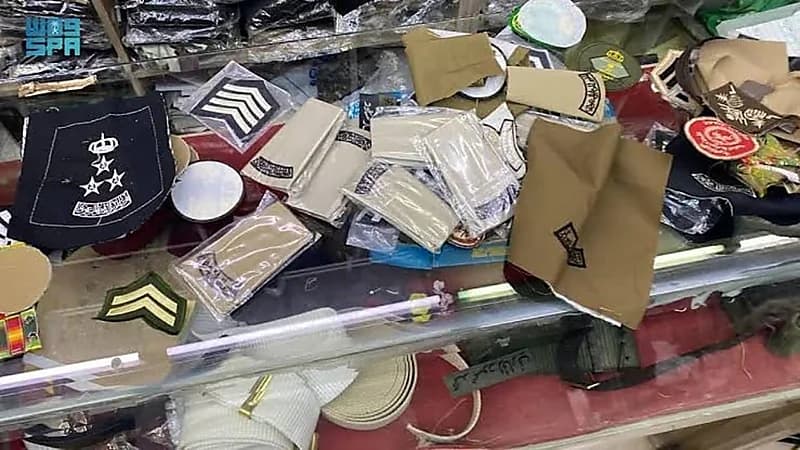 مصادرة ألف رتبة وشعارات عسكرية و 150 بدلة عسكرية مخالفة