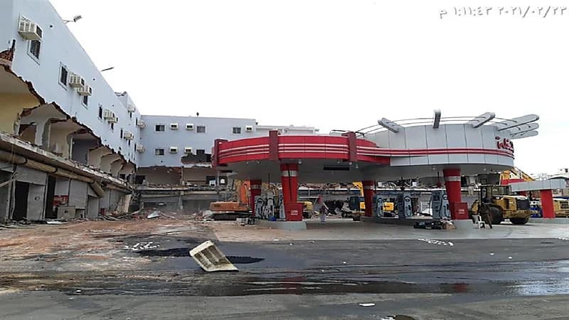 بالفيديو.. إزالة محطة وقود مقامة على أراضٍ حكومية في جدة