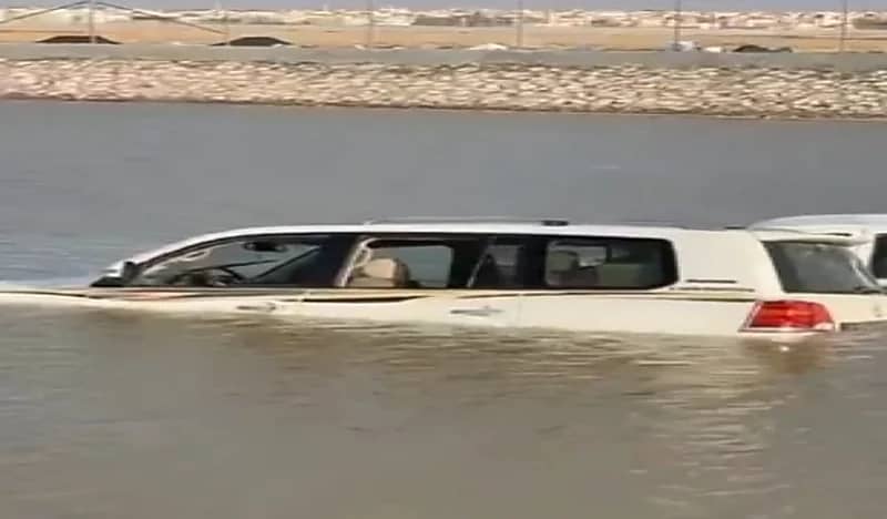 شاهد.. لحظة غرق مركبات في حفر الباطن بسبب الأمطار الغزيرة
