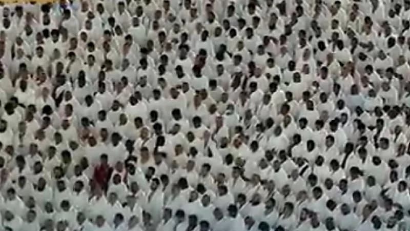 لقطات روحانية لجموع المصلين أثناء تأديتهم صلاة الفجر في الحرم المكي