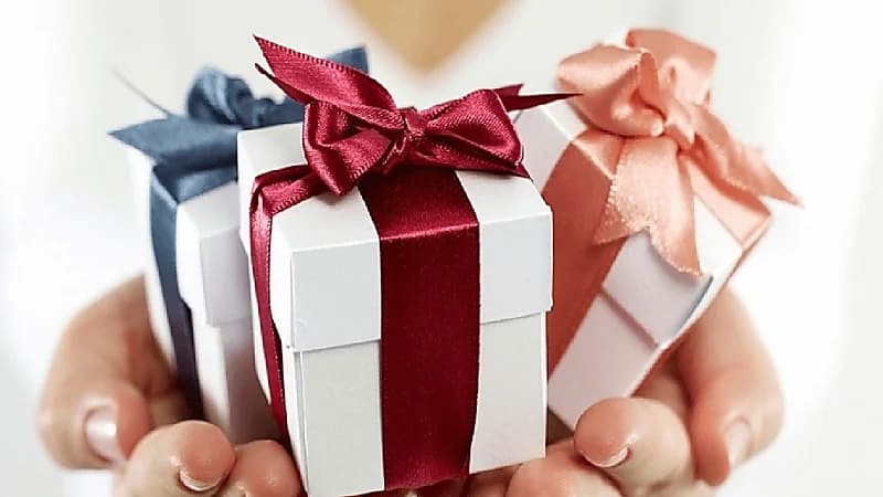 بالفيديو .. حالات يحق للرجل فيها استرداد الهدايا بعد الطلاق أو الخلع