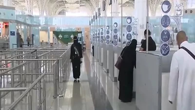 بالفيديو.. جوازات مطار المدينة: إجراءات مغادرة ضيوف الرحمن لا تتجاوز 10 ثواني