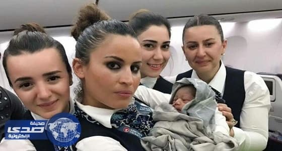 بالفيديو .. مضيفات تركيات تساعدن سيدة على الولادة في الجو