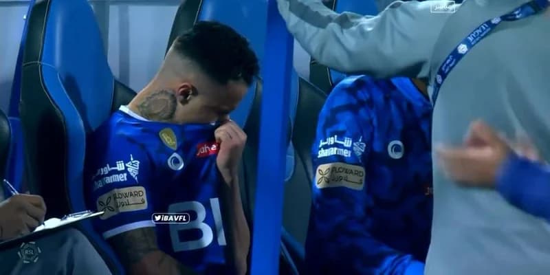 شاهد .. لاعب الهلال يبكي بعد خروجه من مواجهة أبها