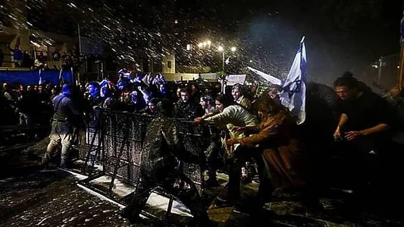 لحظة اقتحام منزل نتنياهو في تل أبيب .. فيديو