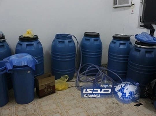 بالصور: شرطة الرياض تضبط إثيوبييْن يديران معملاً للخمور بحي منفوحة