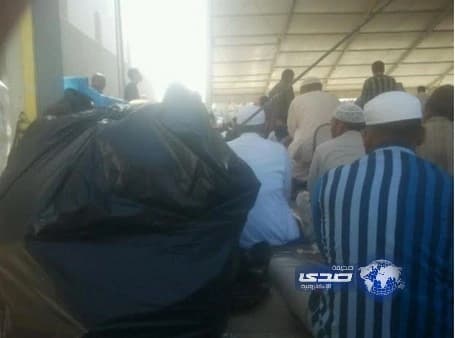 نفايات تملأ ساحة مسجد قباء بالمدينة تثير استياء المُصلين