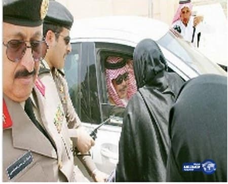أمير الباحة يتوقف في الطريق للاستماع لشكوى امرأتين استوقفتاه
