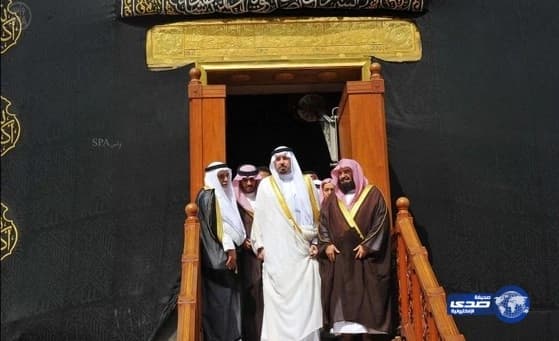 نيابة عن خادم الحرمين سمو أمير منطقة مكة المكرمة يتشرف بغسل الكعبة المشرفة