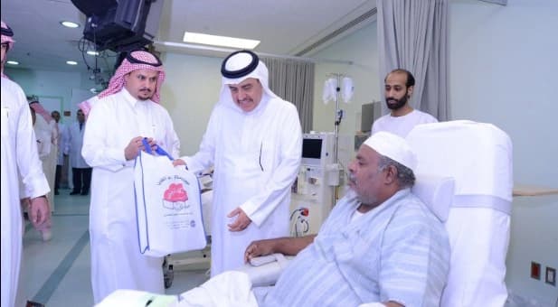 أصدقاء المرضى تقدم حزمة من المساعدات المالية والعينية للمرضى المحتاجين