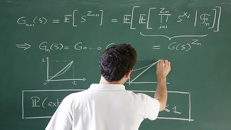 طالبة تحاول الاعتداء على أستاذ جامعي بسلاح أبيض أثناء المحاضرة