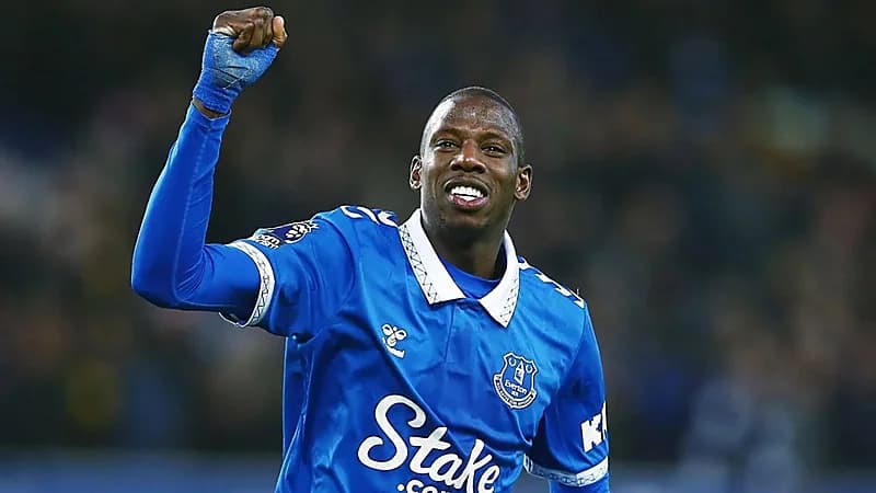 دوكوري يودع جماهير إيفرتون بالدموع.. فيديو