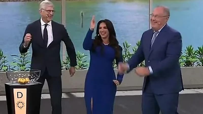 فينغر يضع نفسه في ورطة برقصه مع مطربة لاتينية بحفل قرعة المونديال