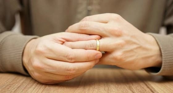 زوجة كفيفة في دعوى خلع: " استغل إعاقتي وخانني على فراش الزوجية "