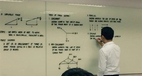 بالصور.. أستاذ جامعي يشعل الإنترنت بخطه على السبورة