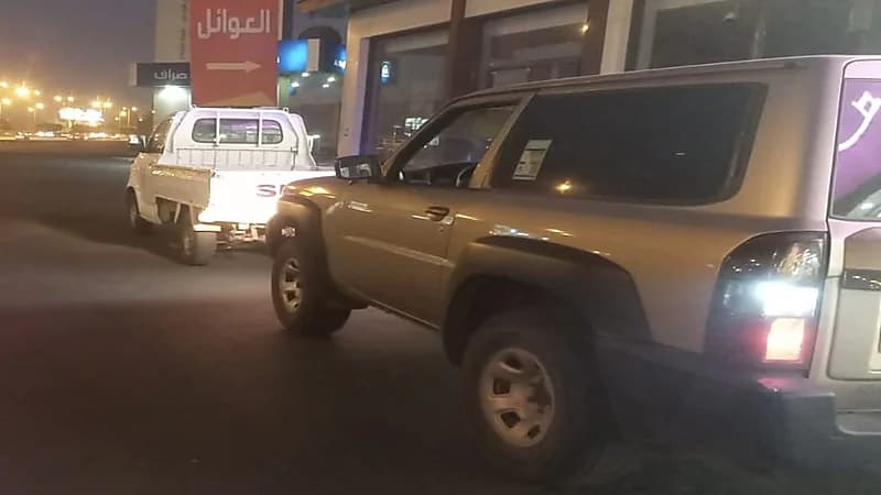 ضبط قائد مركبة يسير دون أنوار خلفية معرضا حياة الآخرين للخطر