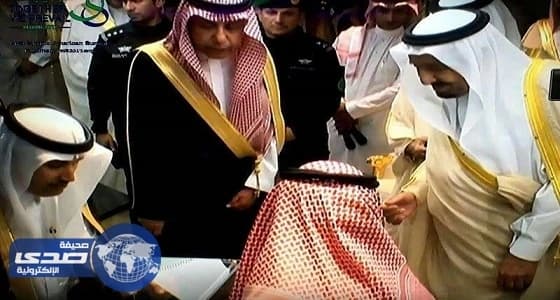 بالصور.. الخطوط السعودية تهدي جلالة الملك هدية رمزية تعبر عن مسيرة تطورها