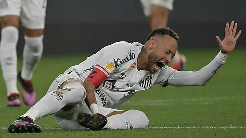 نيمار يغادر ملعب المباراة باكيا بعد إصابة في الفخذ