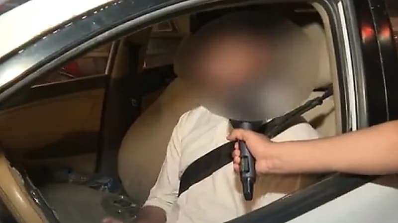 عامل أجنبي يتخفى بحساب مواطن سعودي للعمل في تطبيقات التوصيل (فيديو)