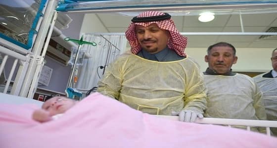 بالصور..وزير الحرس الوطني يطمأن على صحة التوأم الفلسطيني " حنين وفرح "