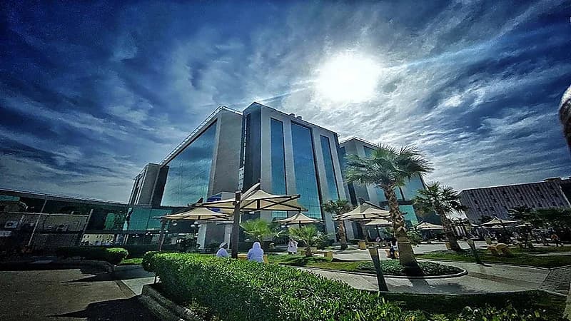 "سعود الطبية" تنهي معاناة مريض ثلاثيني من كتلة في الغدة الزعترية