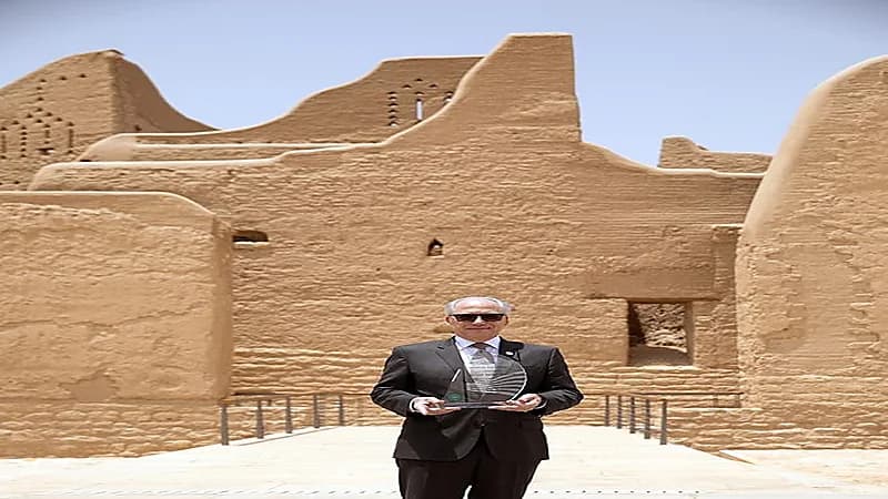 منح جيري انزيريلو جائزة "السياحة من أجل السلام" وتكريمه بحي الطريف التاريخي بالدرعية