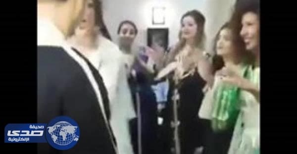 بالفيديو .. مغربيان يحتفلان بزفافهما برقصة " مجنونة "