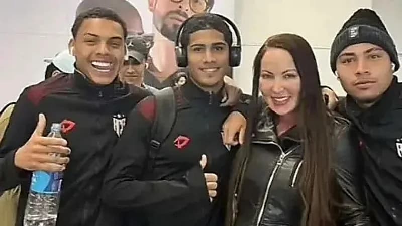 تسريح 3 لاعبين بسبب صورة لهم مع ممثلة أفلام للكبار فقط