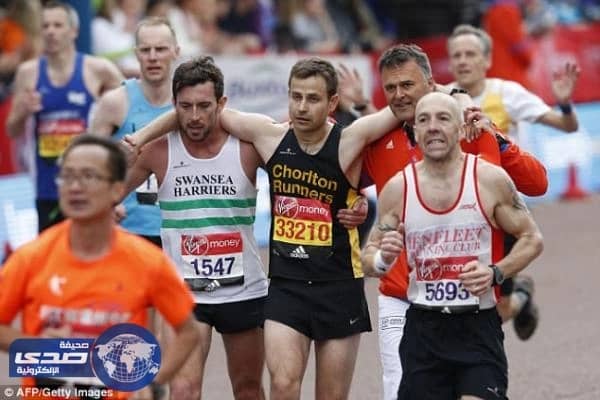 بالفيديو.. أنهكه التعب فحمله زميله للوصول لخط النهاية في سباق ماراثون