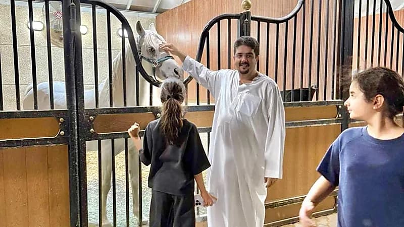 الأمير عبدالعزيز بن فهد يخطف الأنظار في أحدث ظهور مع بناته بين الخيول