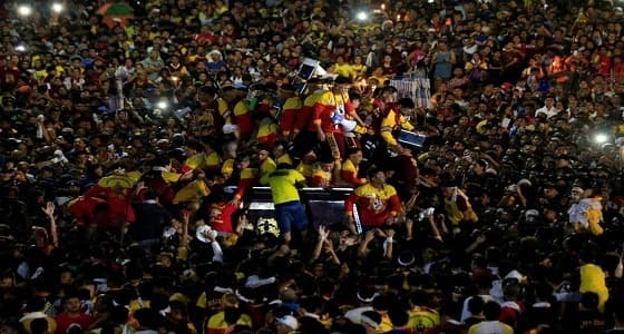 ملايين الفلبينيين يشاركون بموكب تمثال الناصري الأسود للحصول على البركة