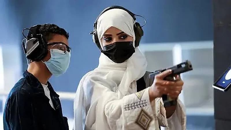 المرأة السعودية تُبرع في الرماية بعد السماح لها بامتلاك السلاح