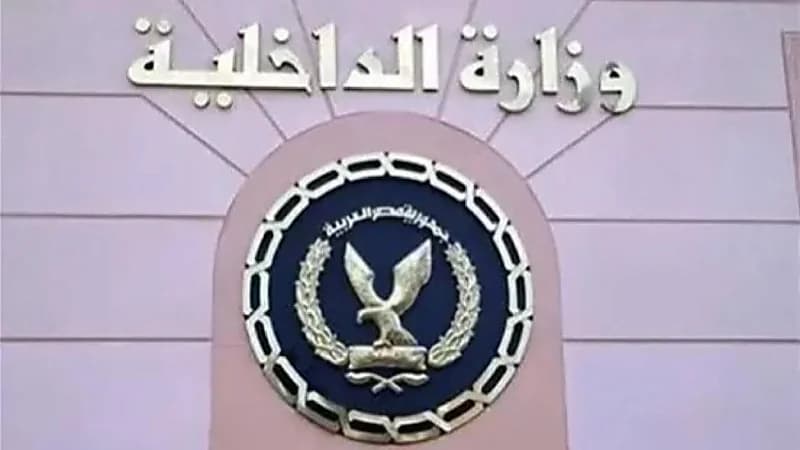 مشهد مخل لضابطي شرطة في مصر والداخلية ترد