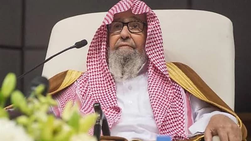 بالفيديو.. «الفوزان» يوضح حكم صلاة مأمومين اثنين على يمين الإمام