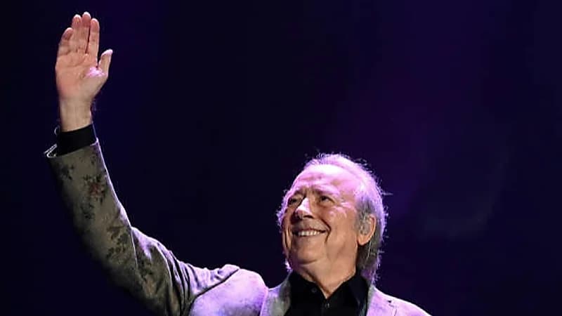 خوان مانويل سيرات في حفل إنهاء مسيرته الفنية ببرشلونة : جئت لأقول إلى اللقاء